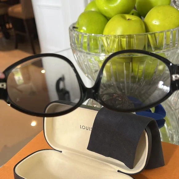 LOUIS VUITTON “IRIS” Sunnies😎 - Picture 11 of 17